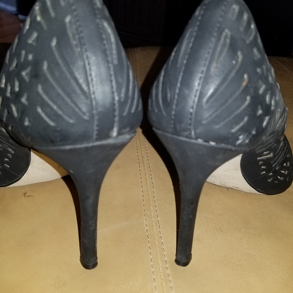 BCBG leather synthetic pump - Picture 4 of 7